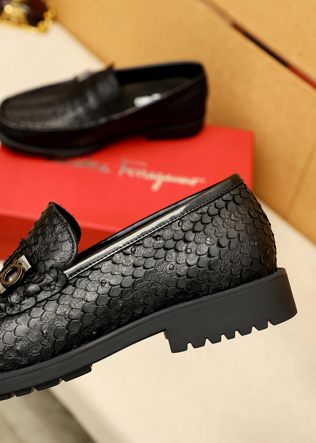 Men's shoes 💰520 💐 Product trademark: Ferragamo "Ferragamo" casual leather shoes Regular size: 38-44 (45.46🉑️customized) Product materials: Selected imported first-layer calfskin embossed upper + original hardware buckle, imported water-dyed cow leather lining. Strong three-dimensional visual effect, original outsole color: 1⃣️color optional